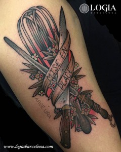 tatuaje-tradicional-brazo-cuchillo-logia-barcelona-arse     